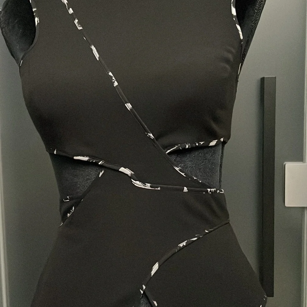 BCBGMAZAZRIA STUNNING TOP - Picture 5 of 9